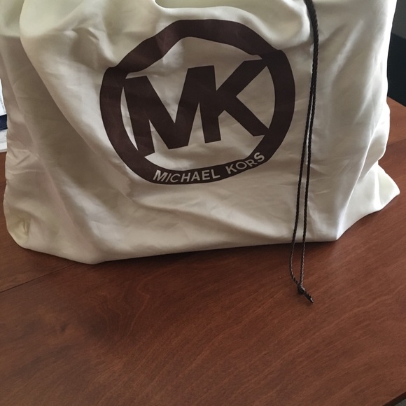 Michael Kors Voyager Tote New with Tag - Picture 2 of 7